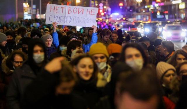 A person carries a banner during an anti-war protest, after Russia launched a massive military operation against Ukraine, in Moscow, Russia February 24, 2022. The banner reads "No war. Freedom for political prisoners". REUTERS/Evgenia Novozhenina