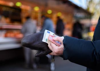 05 March 2022, Hamburg: A woman stands in line at a stall holding the cash for her purchase. Inflation in the euro zone has risen to a record high, driven by energy costs. Photo: Jonas Walzberg/dpa (Photo by Jonas Walzberg / DPA / dpa Picture-Alliance via AFP)