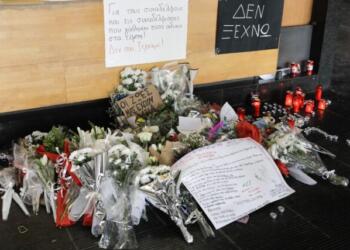 Flowers and candles lie, in the memory of the dozens of victims of the Greece's deadliest rail accident, at the main train station in Thessaloniki, Greece on March 3, 2023. / Λουλούδια και κεριά στη μνήμη των δεκάδων θυμάτων του πιο θανατηφόρου σιδηροδρομικού δυστυχήματος στην Ελλάδα, στον κεντρικό σιδηροδρομικό σταθμό της Θεσσαλονίκης, στις 3 Μαρτίου 2023.
