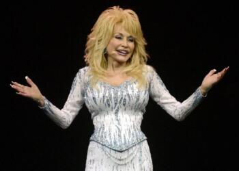 epa04301422 US singer Dolly Parton performs on stage at the Lanxess Arena in Cologne, Germany, 05 July 2014, during her 'Blue Smoke World Tour'.  EPA/HENNING KAISER