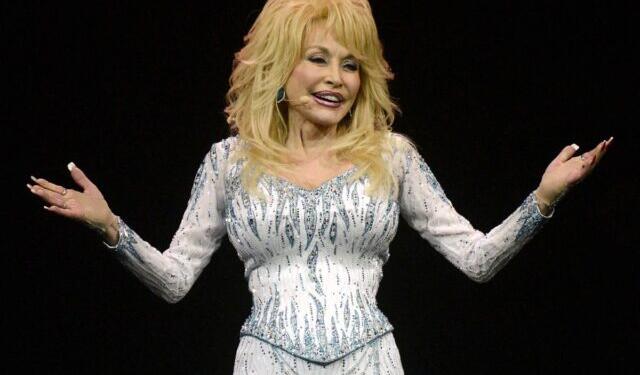 epa04301422 US singer Dolly Parton performs on stage at the Lanxess Arena in Cologne, Germany, 05 July 2014, during her 'Blue Smoke World Tour'.  EPA/HENNING KAISER