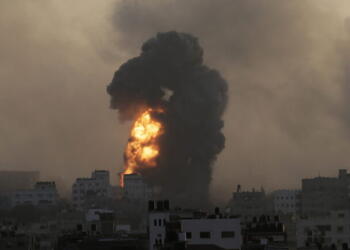 epa10955042 Smoke and flames rise following an Israeli strike on the Tal Al Hawa neighborhood in Gaza City, 02 November 2023. More than 9,000 Palestinians and at least 1,400 Israelis have been killed, according to the Israeli Defense Forces (IDF) and the Palestinian health authority, since Hamas militants launched an attack against Israel from the Gaza Strip on 07 October, and the Israeli operations in Gaza and the West Bank which followed it.  EPA/MOHAMMED SABER