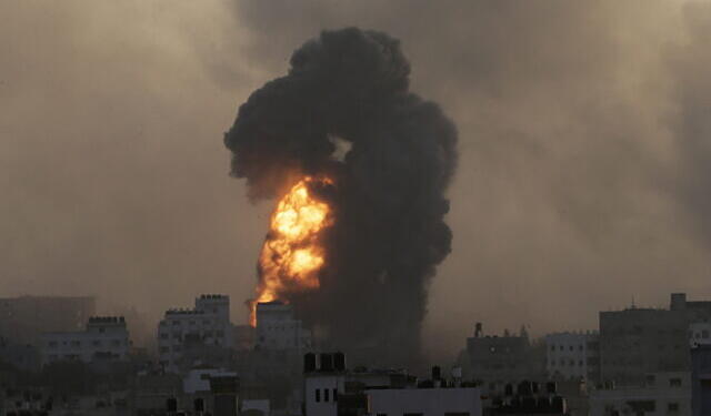 epa10955042 Smoke and flames rise following an Israeli strike on the Tal Al Hawa neighborhood in Gaza City, 02 November 2023. More than 9,000 Palestinians and at least 1,400 Israelis have been killed, according to the Israeli Defense Forces (IDF) and the Palestinian health authority, since Hamas militants launched an attack against Israel from the Gaza Strip on 07 October, and the Israeli operations in Gaza and the West Bank which followed it.  EPA/MOHAMMED SABER