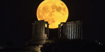Ανατολή της αυγουστιάτικης πανσελήνου πάνω από το Ναό του Ποσειδώνα στο Σούνιο, Τρίτη 1 Αυγούστου 2023. 
(EUROKINISSI)