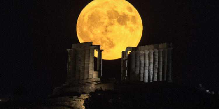 Ανατολή της αυγουστιάτικης πανσελήνου πάνω από το Ναό του Ποσειδώνα στο Σούνιο, Τρίτη 1 Αυγούστου 2023. 
(EUROKINISSI)